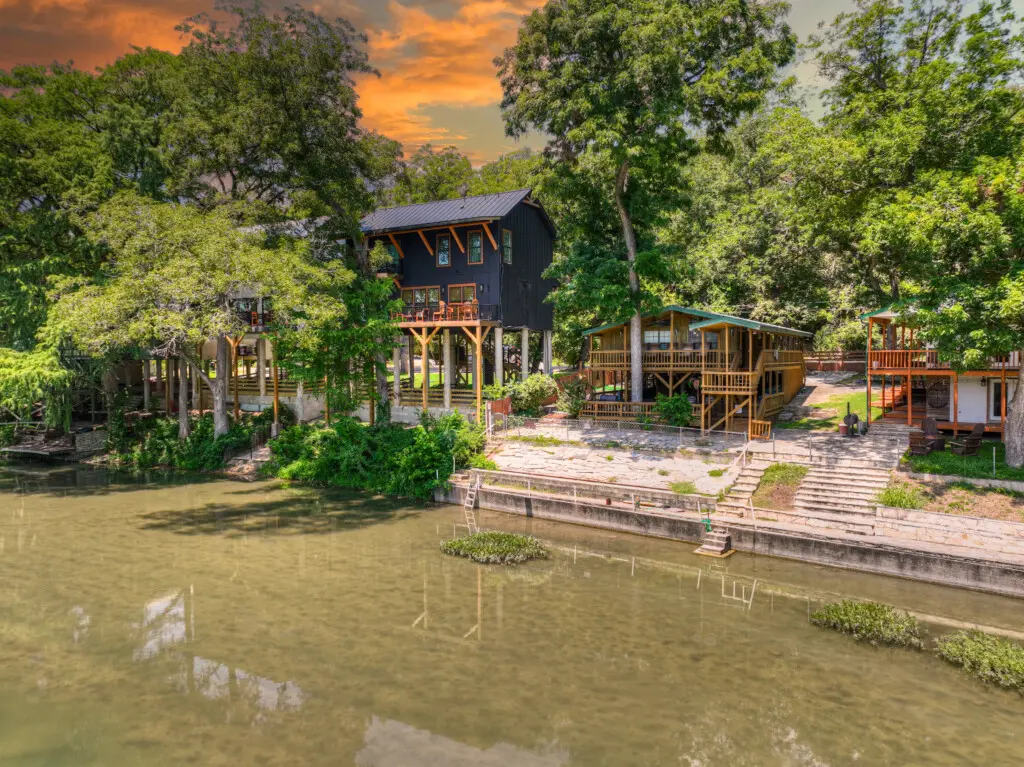 77acd8c7 d42f 486b a41d b803a5e6277c