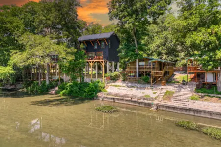 77acd8c7 d42f 486b a41d b803a5e6277c