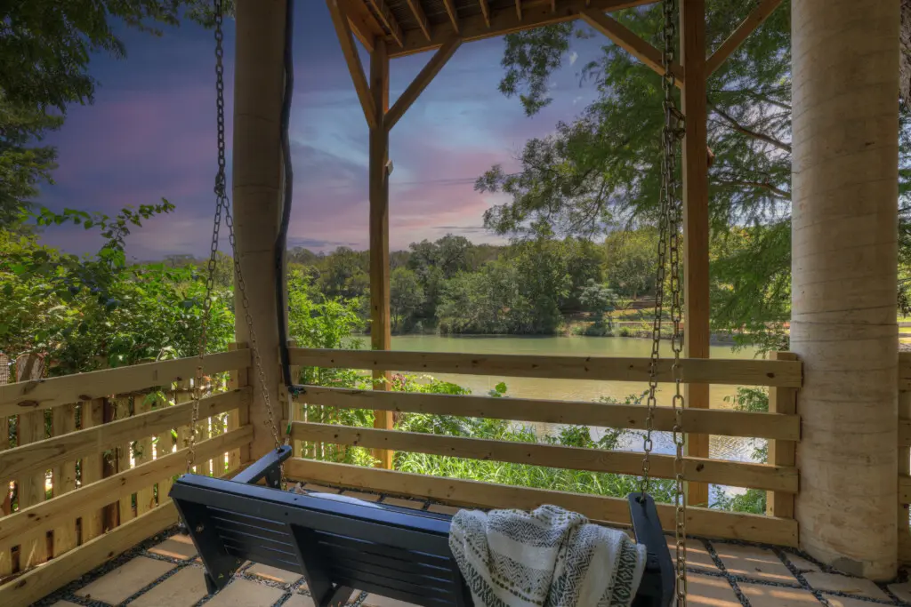 e8753e05 0ade 456d 938e 3d2e7d33363c